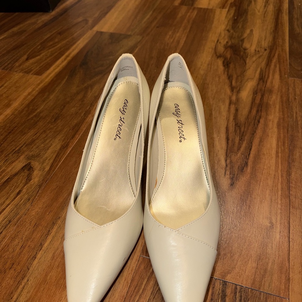 Easy Street Women's Cream Kitten Heels